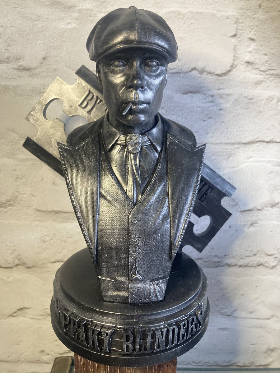 yeray_3dart's tweet image. This print goes HARD 🔥
A member of the @cults3d community just printed my Thomas Shelby bust and… wow.

The textures, the attitude, that metallic finish… pure Peaky Blinders energy.

Get the STL here 👇
cults3d.com/es/modelo-3d/a…

#3Dprinting #3Dprint #STL #PeakyBlinders