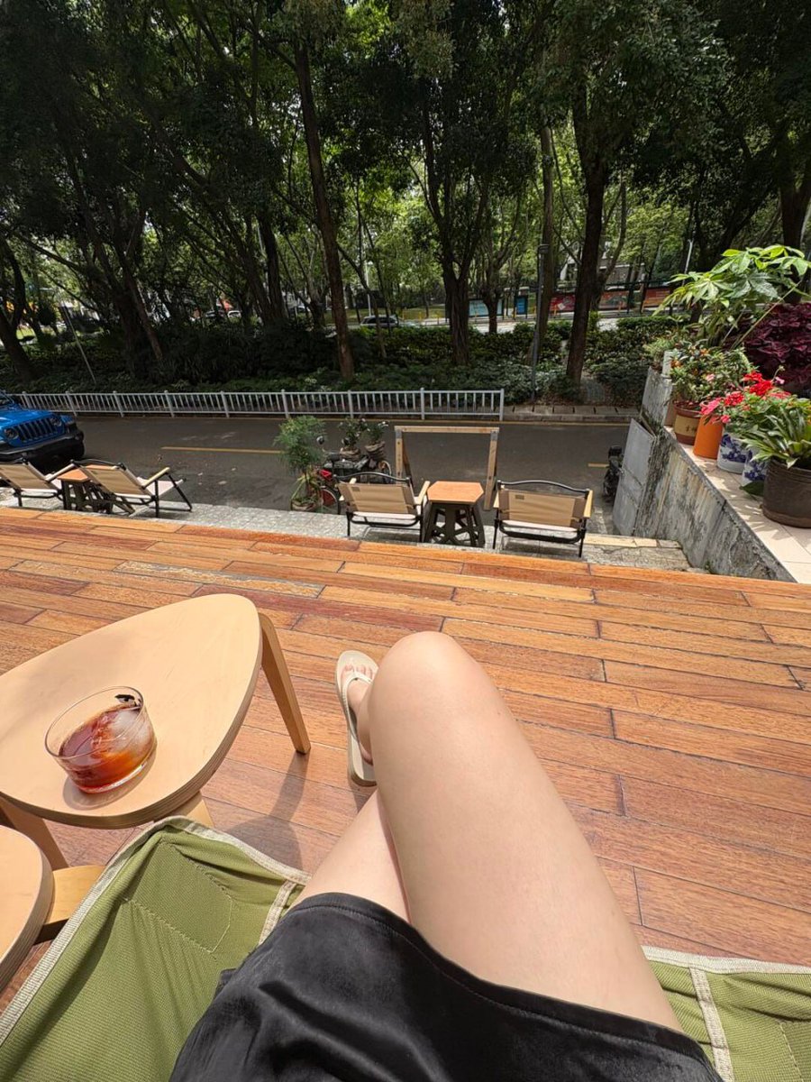 Yoon_as1's tweet image. From this angle, even the city becomes poetic. Ice-cold drink to cool off, legs feeling lazy~ 🍸🌿
#coffee #afternoontea