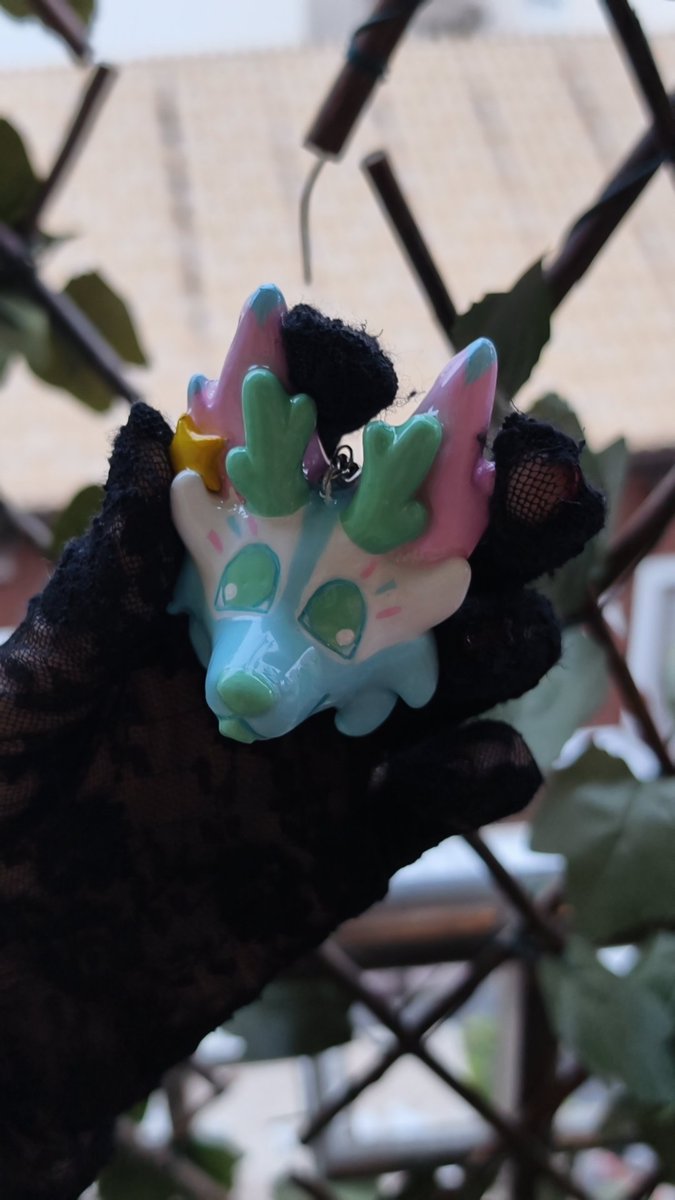 silezaere's tweet image. Fursona keychain with a glossy finish 🤍🩷
#fursona #furryart