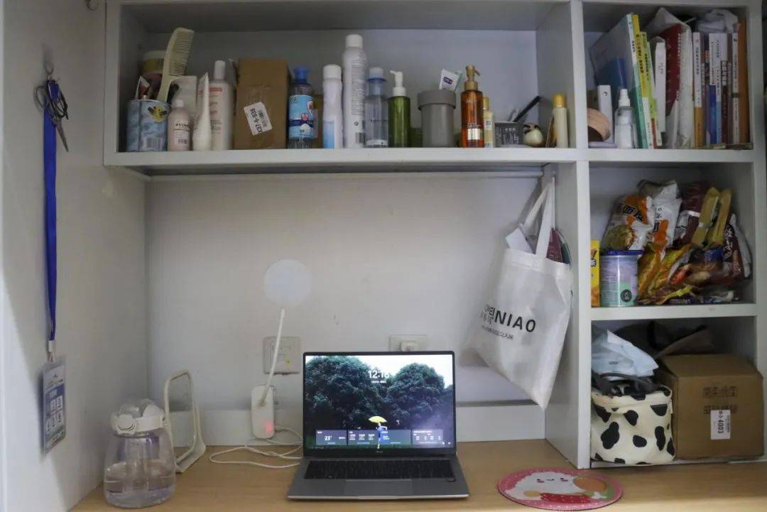 47z4a8ZEz6wFzqE's tweet image. "Toss what’s worn, keep what warms—your space (and mind) will thank you!  #DeclutterJoy #OldToNew"