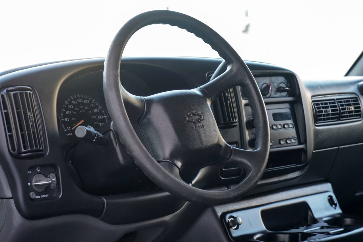 All_The_Cars_12's tweet image. 2002 Chevrolet Express 3500 Extended 15-Passenger Van
#chevy #chevyexpress #chevrolet 
Naturally-Aspirated 5.7L V8 - 255HP • 330 lb-ft