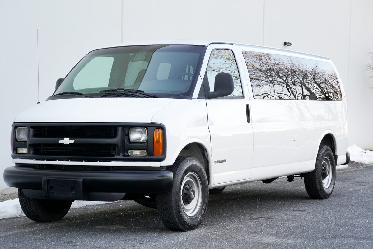 All_The_Cars_12's tweet image. 2002 Chevrolet Express 3500 Extended 15-Passenger Van
#chevy #chevyexpress #chevrolet 
Naturally-Aspirated 5.7L V8 - 255HP • 330 lb-ft