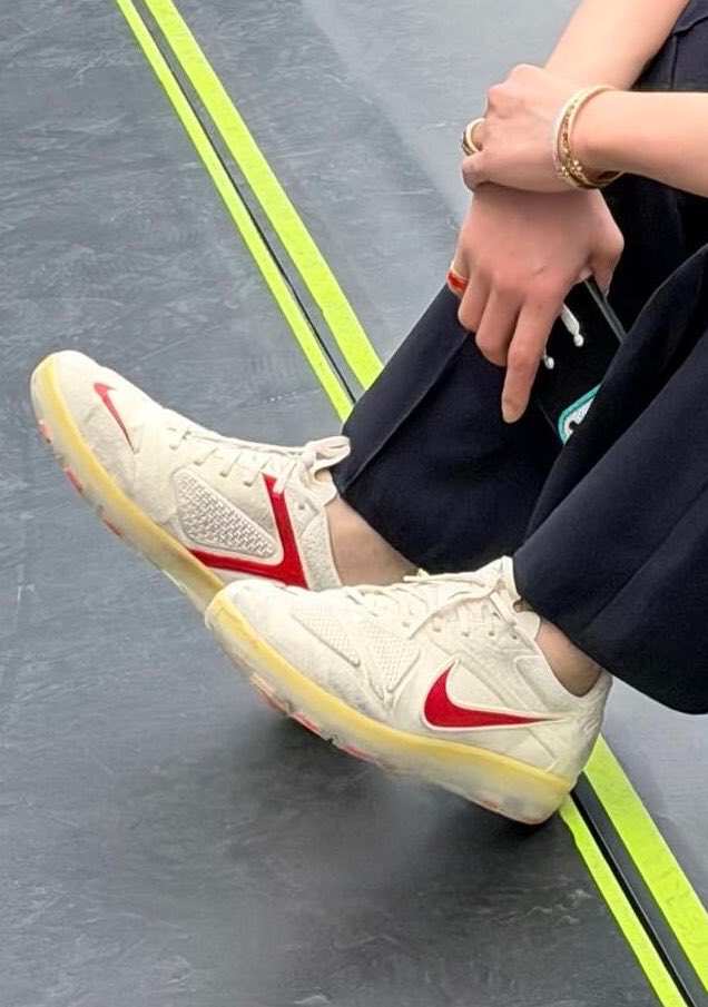G-Dragon dévoile sa Paceminusone x Nike Football Cryoshot 🌼⚽️