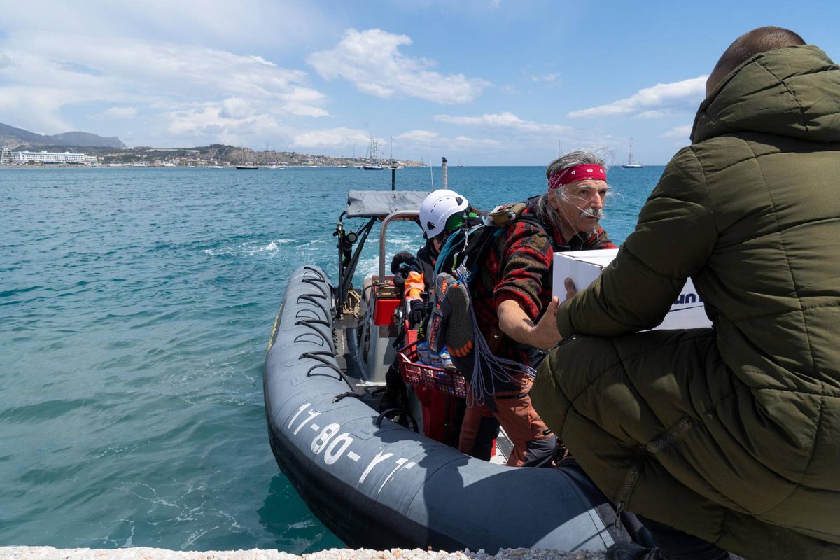 antireportHer's tweet image. #Ιεραπετρα #antireport
Στην Ιεράπετρα σήμερα Σάββατο 3/5 η αλληλεγγύη της Κρήτης έδωσε και πάλι το στίγμα της! 
Η εικόνα του στόλου αγκυροβολημένου στην θάλασσα μας, έδινε από την αρχή της συγκέντρωσης συγκίνηση και δέος για το σθένος αυτών των ανθρώπων που κάνουν την αλληλεγγύη