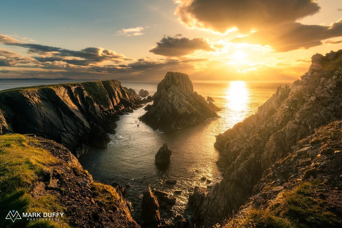 ThisIsIreland3's tweet image. 📍Conditions are everything in photography. Here is Malin Head, Co. Donegal, the most northerly point of Ireland 🇮🇪
2 different nights, 3 completely different photos 🏞️

Which is your favourite, which would you chase after?

📸 Mark Duffy Photography

#Donegal #Ireland #Malinhead