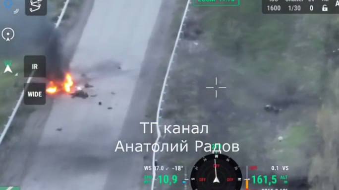 MRcpn7's tweet image. 🔴Russian drones launched an attack on Ukrainian soldiers as they were loading a wounded fellow soldier onto an evacuation vehicle.

#russia #ukraine
