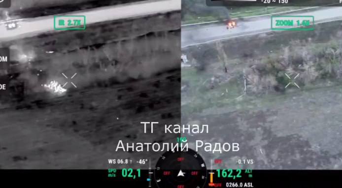 MRcpn7's tweet image. 🔴Russian drones launched an attack on Ukrainian soldiers as they were loading a wounded fellow soldier onto an evacuation vehicle.

#russia #ukraine