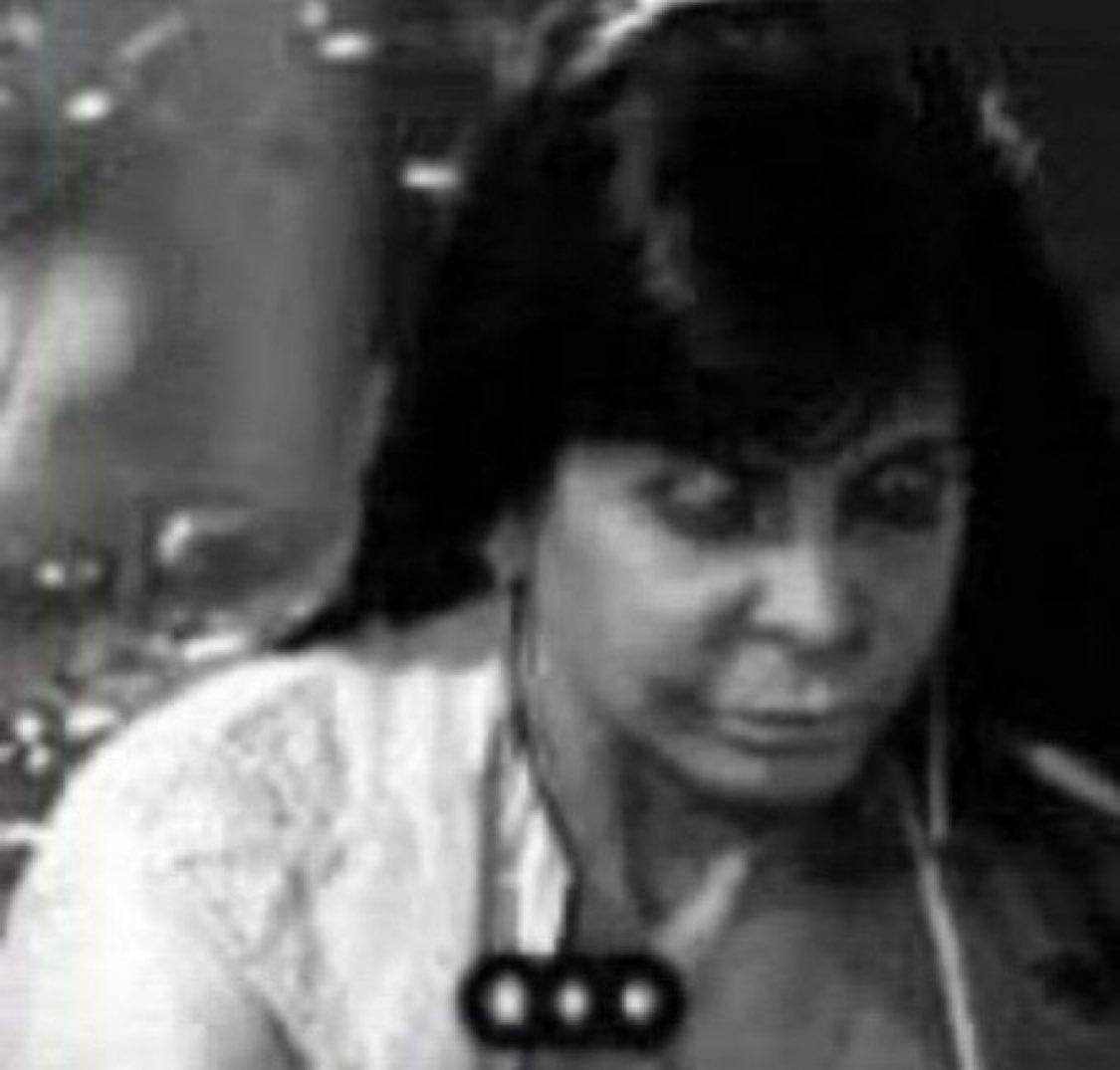 não acredito que fui embora achando que tinha acabado depois de waka waka e ela cantou she wolf QUERO MORRER