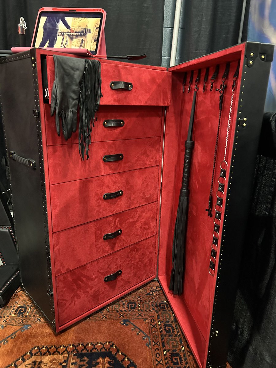 Urmanart's tweet image. Not everything in your space should be neutral.
The Luxe Leather Chest is built for presence, weight, and intention.
If you know—you know.
Visit us on urmanart.com
Or urmanart.etsy.com #Urmanart #LuxuryDesign #LeatherCraft