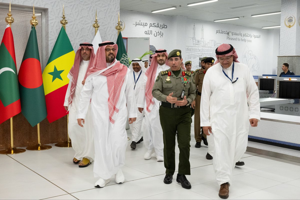 نائب أمير منطقة مكة، الأمير
#سعود_بن_مشعل_بن_عبدالعزيز 
يزور صالة #مبادرة_طريق_مكة ويقف ميدانيًا على الخدمات المقدمة لضيوف الرحمن المستفيدين من المبادرة
..استمع سموّه لشرح تفصيلي عن الخدمات التي تقدمها الصالة، ودور المبادرة في إنهاء إجراءات الحجاج في بلدانهم