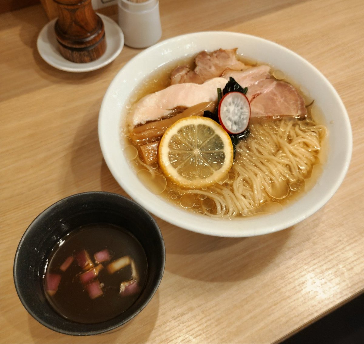 GW初日の麺活は大橋「らぁ麺 麦造」で今年初冷やし【冷やし昆布水～ちょっと つけ麺～】🍜

がごめ昆布も入ったトロトロの昆布水と棣鄂の麺はそのままで食べでも激旨で半分以上はそれで満足完食✨

次回は最近ブラッシュアップされた生揚げ醤油を使った【黒醤油らぁ麺】で再訪したい☺️