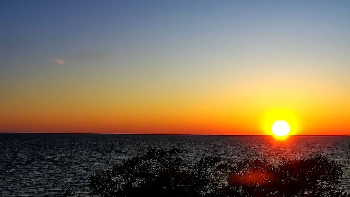 WXmanSamP's tweet image. A very colorful sunset to end the day from Point Clear.

#Alabama #sunset