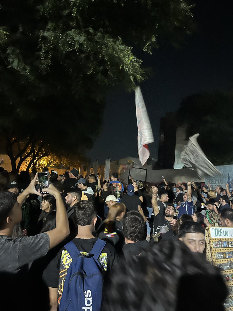 Tenes que ayudarme si ayúdame a cambiar este mundo de mierda 
Rock sudaka en la ciudad donde nací y seguramente muera !!!!