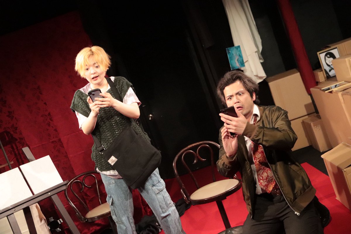 danwashitsu3's tweet photo. #悪談02 写真で振り返ろうのコーナー📸

『あ、そうだ。人質にしましょう、ここのコレクション。』

￣￣￣V￣￣￣￣￣￣￣￣
　　仲買人

撮影　井上芯 https://t.co/1r4TaL5666