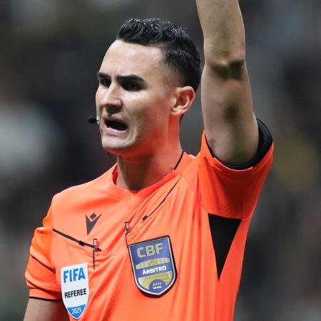 Esse VAGABUNDO condicionou o jogo com a anuência do VAR. 

É muito fácil prejudicar o Corinthians. 

Após o jogo os jogadores não podem falar. 

Aliás só os do Corinthians não pode outros clubes estão liberados reclamar.