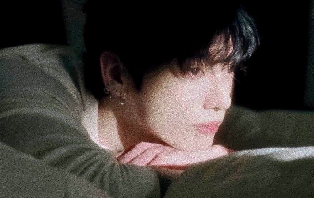 thvieber's tweet photo. taekook au - begged

quando um relacionamento de anos se torna dúvida constante, jeongguk se vê preso a idealização de um romance que taehyung não está disposto a cumprir. agora, ele terá que lidar com um grande problema: estar grávido do alfa que quebrou seu coração. https://t.co/VN0lQT3HPC