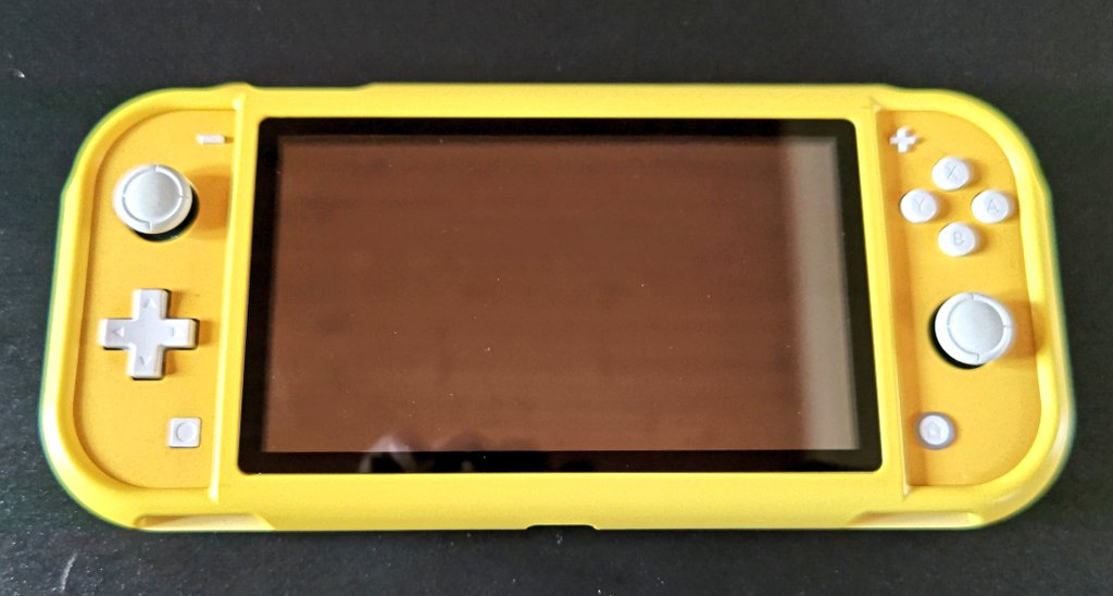 KIYOYOkiyoyo's tweet image. ニンテンドースイッチライトで6年間使用していたTPUカバーが破損😭
世話になったな。
なのでマグネット脱着タイプのカバーを購入。
ネコの肉球スティックカバーも付いてた👍
ニャアオ😺

#スイッチ
#ニンテンドースイッチ
#Switch 
#NintendoSwitch
#カバー
#ケース