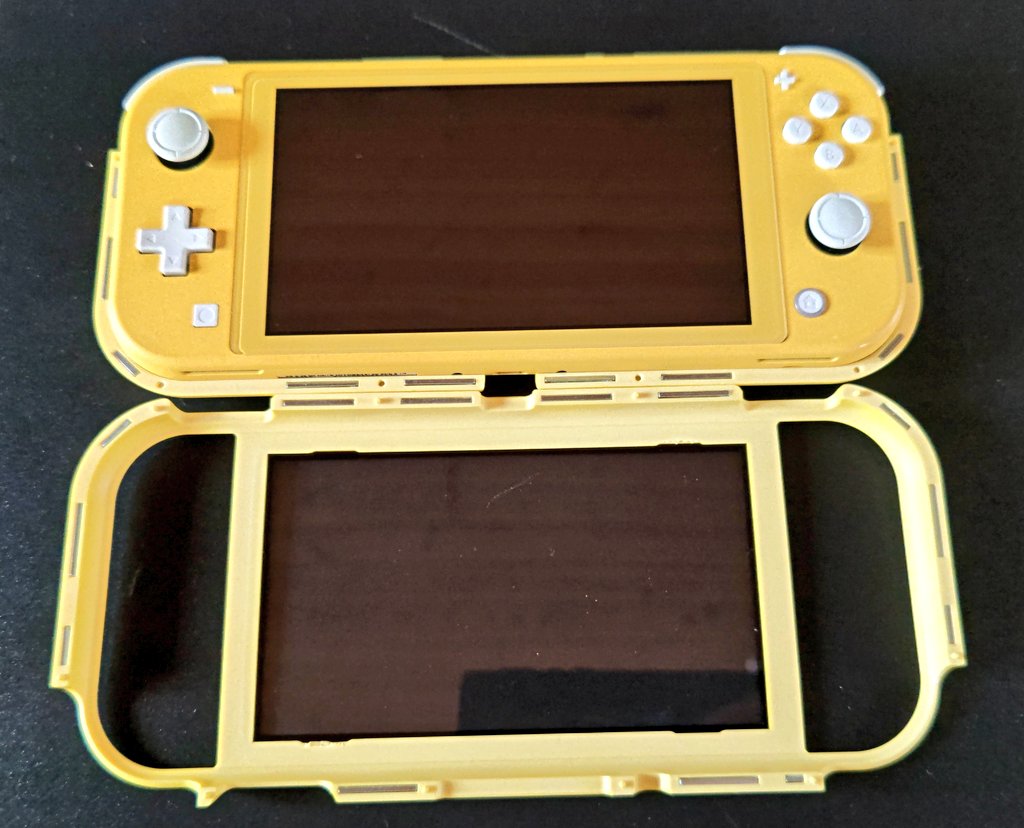 KIYOYOkiyoyo's tweet image. ニンテンドースイッチライトで6年間使用していたTPUカバーが破損😭
世話になったな。
なのでマグネット脱着タイプのカバーを購入。
ネコの肉球スティックカバーも付いてた👍
ニャアオ😺

#スイッチ
#ニンテンドースイッチ
#Switch 
#NintendoSwitch
#カバー
#ケース