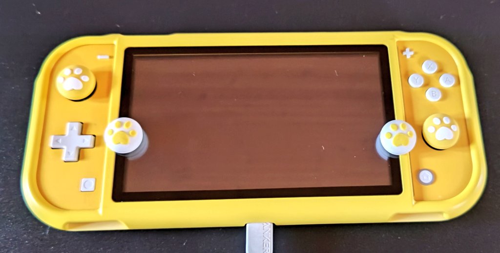 KIYOYOkiyoyo's tweet image. ニンテンドースイッチライトで6年間使用していたTPUカバーが破損😭
世話になったな。
なのでマグネット脱着タイプのカバーを購入。
ネコの肉球スティックカバーも付いてた👍
ニャアオ😺

#スイッチ
#ニンテンドースイッチ
#Switch 
#NintendoSwitch
#カバー
#ケース