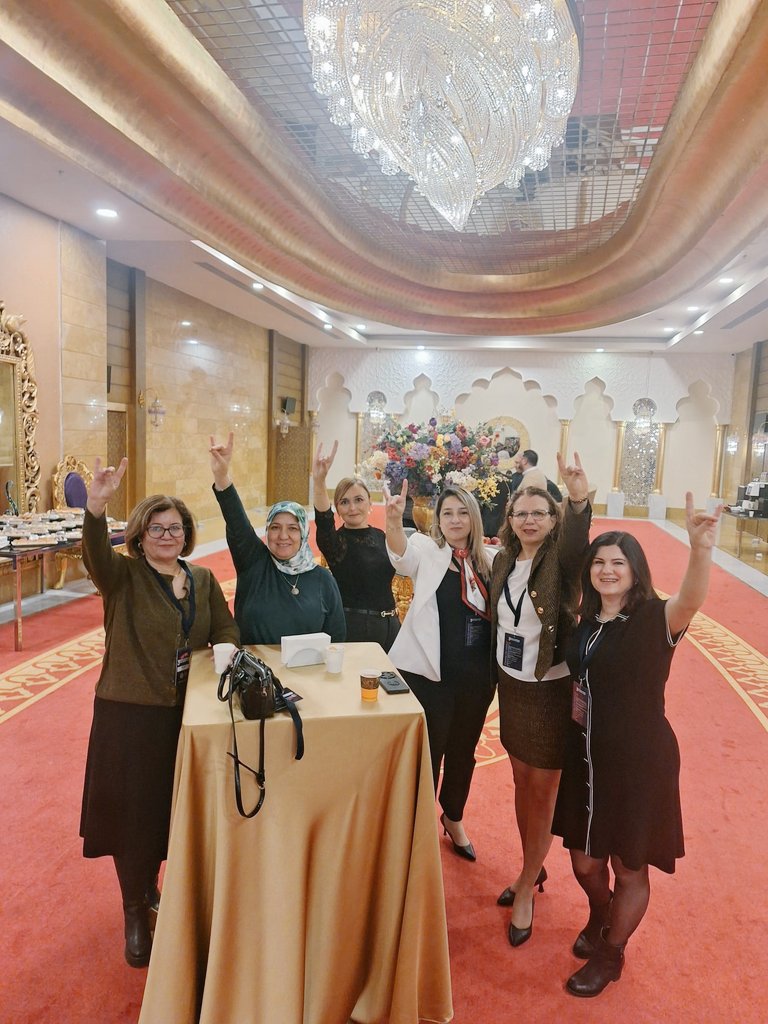 📍Sırtını Kimseye Yaslamayan, 
📍Yolsuzluklarla, Ahlaksızlıklarla Yanyana Gelmeyen,
📍Hakkını Delikanlı Gibi Kendi Savunan
📍Kırmayan, Dökmeyen

Asil Türk Kadını 🇹🇷

Her Yerde Varlar 🧿

Eğitim Camiasında Onlara "Hürriyetçiler" Denir.
Biz Kendi Aramızda "Süslü Hürler" Diyoruz🤘💪