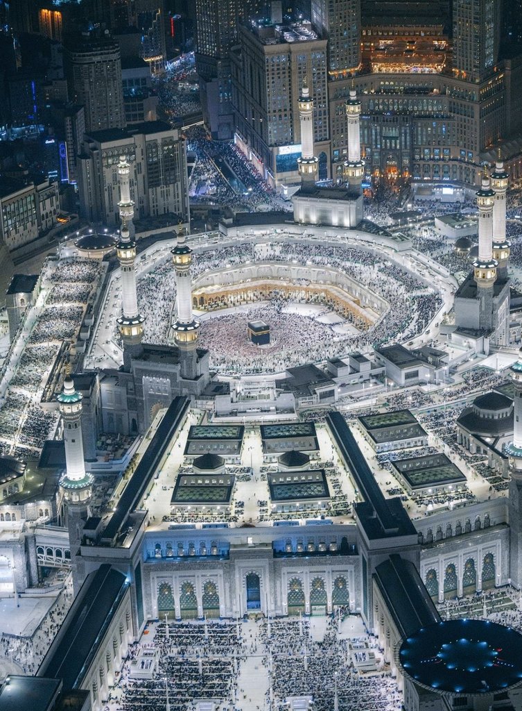 IMshamstrz's tweet image. #AsslamuAllekum
#GoodMorningTwitterWorld 
हज़रत अबु हुरैरा रज़ि अल्लाहु अन्हु ने रसूलुल्लाह ﷺ से रिवायत की कि आप ﷺ ने फ़रमाया सदक़े ने माल मे कभी कोई कमी नहीं की और माफ़ करने से अल्लाह तआला बंदे को इज़्ज़त ही में बढ़ाता है और कोई शख़्स सिर्फ़ और सिर्फ़ 1/2 #Shams_T @IMshamstrz