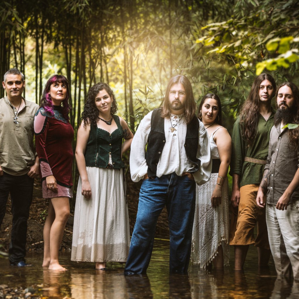 EthnoCloud's tweet image. #EthnoCloudBestChoiceDaily Wonderful blend of Asturian xirandilla and Breton laridé, bringing lightness and a great mood. A modern sound that connects tradition with today’s world. ethnocloud.com/Guieldu/?y_vid…
#worldmusic #folkmusic