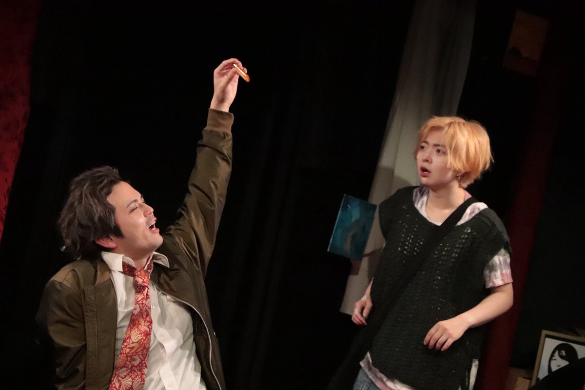 danwashitsu3's tweet photo. #悪談02 写真で振り返ろうのコーナー📸

『どうして、本物を燃やしたんですか。贋作があるのに。』

￣￣￣V￣￣￣￣￣￣￣￣
　　贋作師

『…私の絵ですから。贋作でも、貴方の方が価値がある。』

￣￣￣V￣￣￣￣￣￣￣￣
　　仲買人

撮影　井上芯 https://t.co/BAQcTneiD3