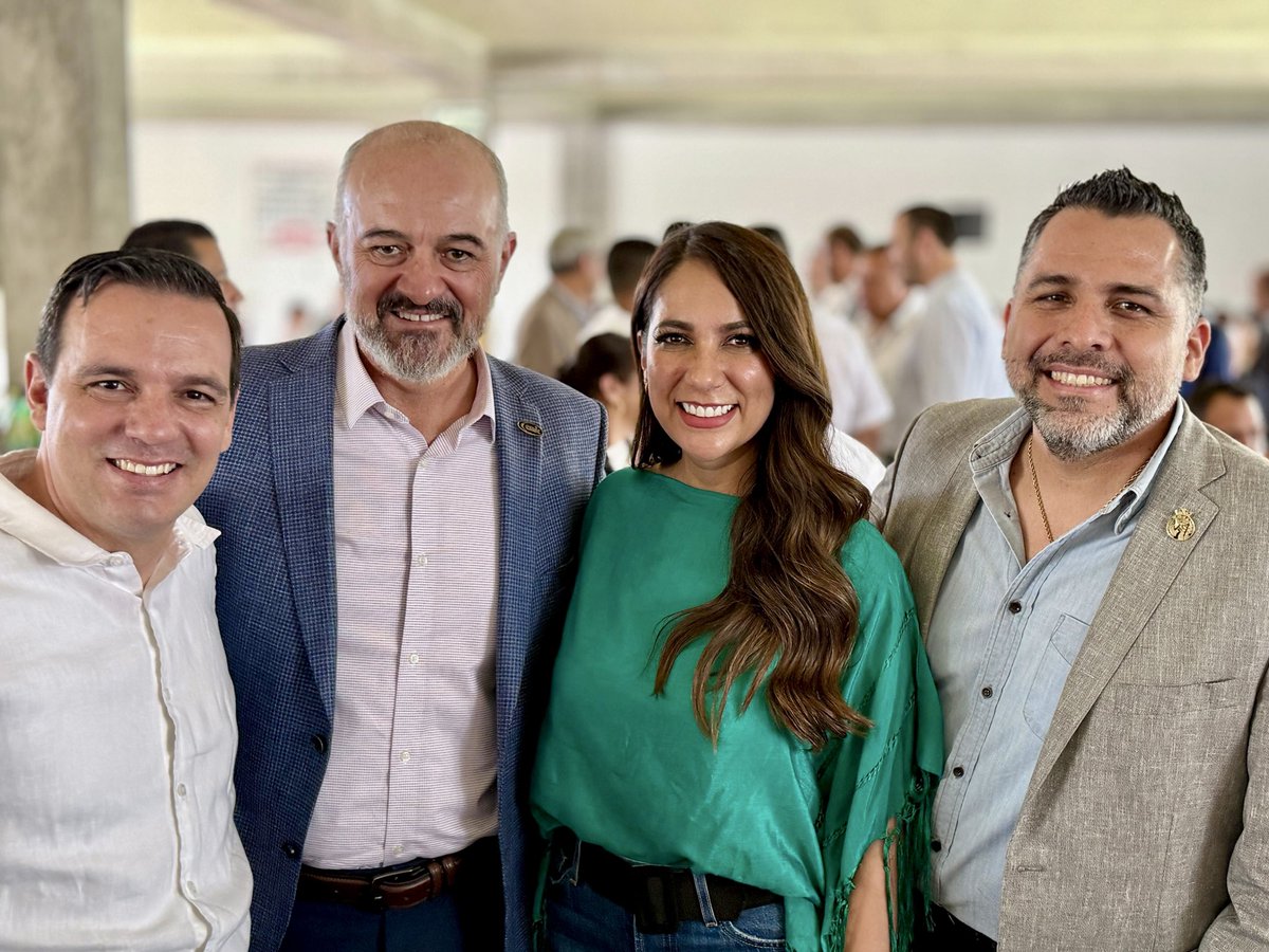 En cada obra hay historias de esfuerzo, orgullo y ganas de hacer las cosas bien por un mejor #Guanajuato. 💙

Junto a nuestra Gobernadora <a href="/LibiaDennise/">Libia Dennise</a>, seguiremos acompañando al sector de la construcción, porque cuando a ustedes les va bien, a nuestro estado también. 🤝🏽