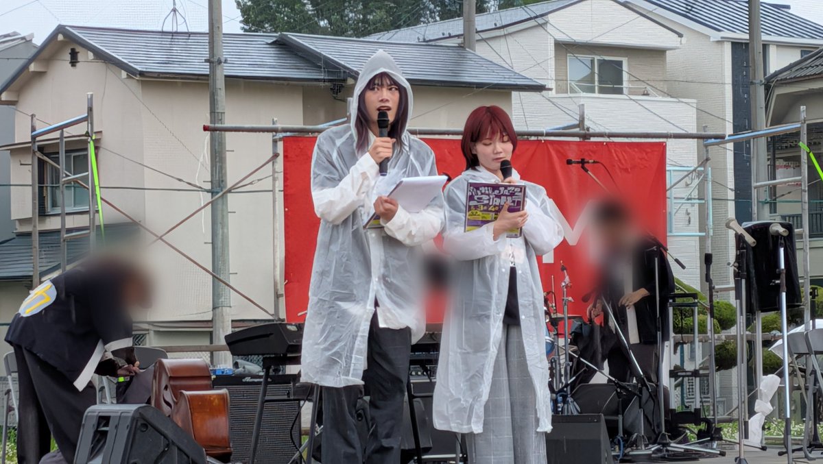 esp_o_seiyu's tweet image. 本日も第28回 #高槻ジャズストリート 2日目にMCとして声優芸能科の2年生が参加しております!
写真は昨日の様子🎶の雨のなか頑張る学生たちです👊✨️
初めての現場で緊張しているところもありましたが、今日はより一層皆さんと盛り上がれるよう頑張ります‼️
#ESP #声優 #俳優