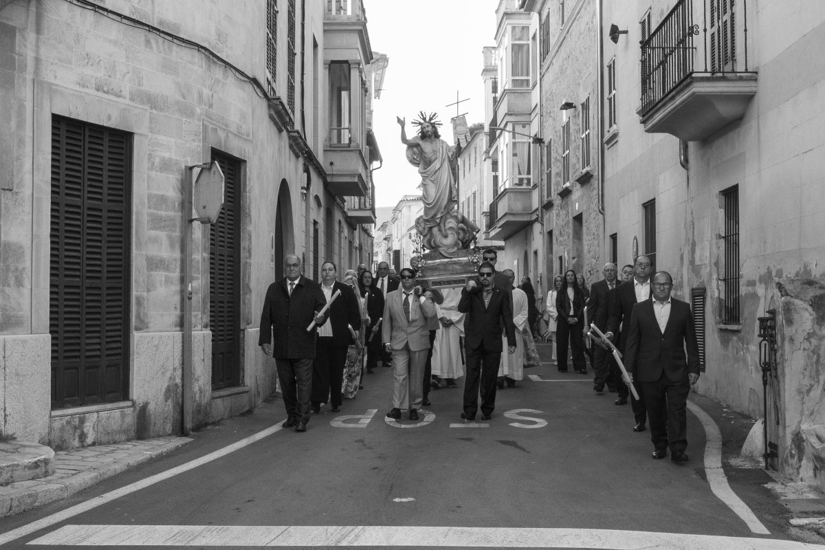 streetsoulshots's tweet image. The street says stop. Ritual disagrees.

Some scenes are already written before you press the shutter.

#StreetPhotography #Monochrome