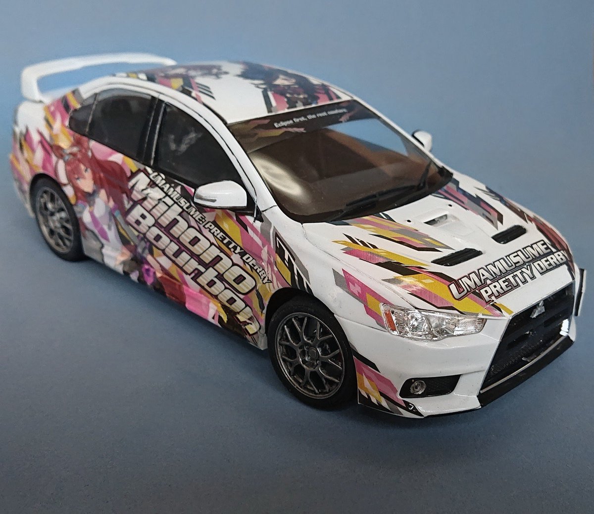 YANPYOU_MODELER's tweet photo. ランサーエボリューションXウマ娘バージョン完成しました。
痛車初挑戦に加えてオール筆塗りとか、けっこう無茶？しましたが(^o^;)、完成してほんま良かった♪
大変でしたが、楽しかったですし、色々勉強になりました。やっぱ、プラモデルはいろんなジャンルを作るのが良いなと思いました。 https://t.co/LwEy0qt0nl