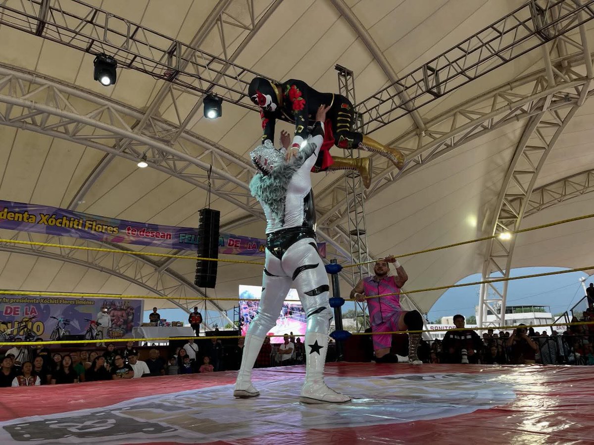 LaTijeraLucha's tweet photo. Con la llave de la casa, la de a caballo, #SantoJr y #PumaKing se llevan la victoria sobre #FreseroJr. y #MariachiLoco, en un cierre de función que hizo vibrar el Recinto Ferial de #Chimalhuacán... #latijeraluchalibre https://t.co/xTxftcy2ek