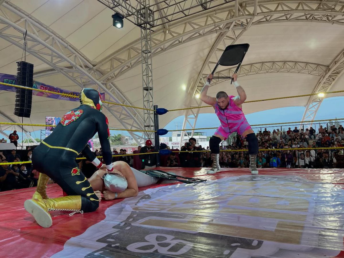 LaTijeraLucha's tweet photo. Con la llave de la casa, la de a caballo, #SantoJr y #PumaKing se llevan la victoria sobre #FreseroJr. y #MariachiLoco, en un cierre de función que hizo vibrar el Recinto Ferial de #Chimalhuacán... #latijeraluchalibre https://t.co/xTxftcy2ek