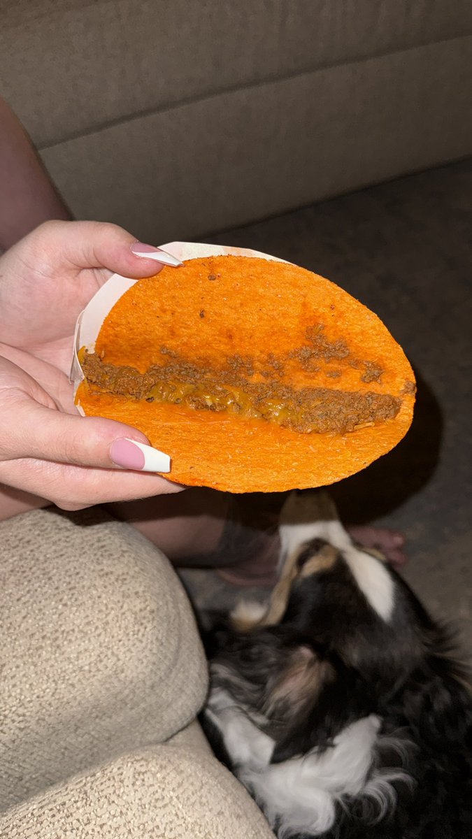 bryankhan4's tweet image. What is this @tacobell ??? This is supposed to be a supreme Doritos locos taco…

#tacobell #taco #sad
