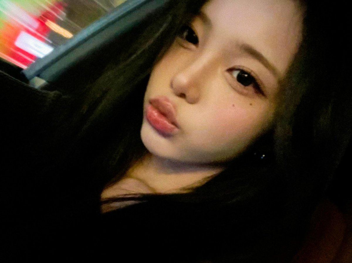 jeongiag's tweet image. #Throwback to my black hair era, I remember not thinking much of it back then, just taking random pics like this. now I look at it and kinda miss how simple everything felt.