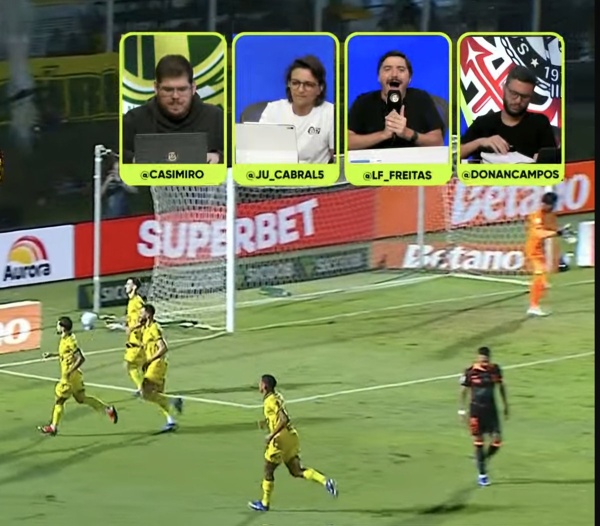 Enquanto isso na transmissão da Cazetv 100% dos comentaristas não daria o pênalti que o Palmeirense no apito marcou.

Logo a Cazetv que costuma ir no embalo do Anti-Corinthianismo. Isso mostra muito do assalto que está sendo o jogo.