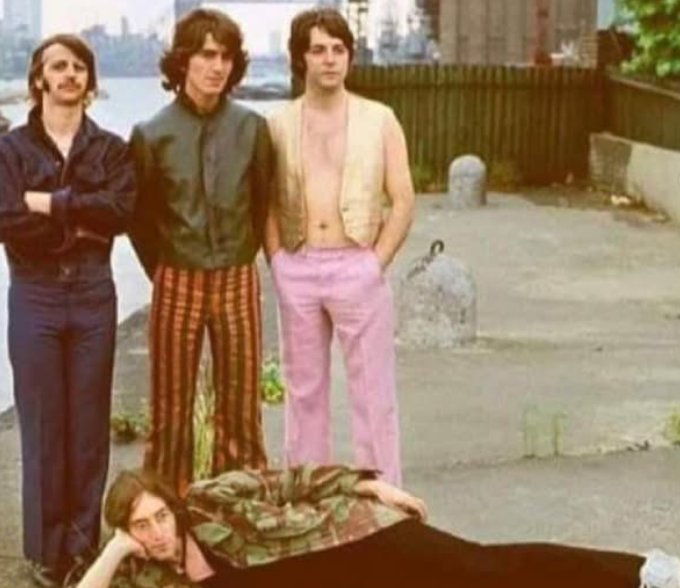manualjr's tweet photo. Beatles em 68 esperando o Ronaldinho Gaúcho bater a falta: https://t.co/QtTuCDhxN4