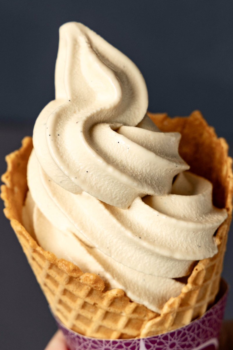 CarvaanG's tweet photo. この甘さと香りに
うっとりするソフトクリーム🍦

ソフトクリームは
椰子の花蕾から滴るオーガニックの花蜜とバニラビーンズで作るやさしい甘さ
白砂糖と違って甘ったるさが残りません🍦

ワッフルコーンは
メソポタミアから伝わる古代小麦に
椰子の花蜜、ピンクロックソルトを使い
白砂糖、香料は使わずに焼き上げました🍦

素材と味と香りに拘った
花蜜バニラソフトクリーム🍦
カップ550円／コーン660円

🌙CARVAAN Delicatessen 
横浜髙島屋foodie’s portで食べられます🐫