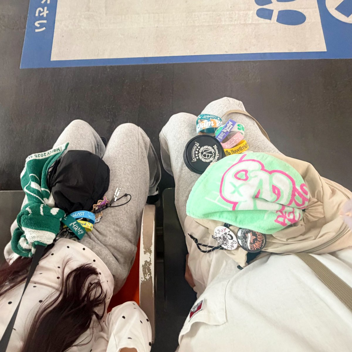 x_1uta's tweet photo. もうこのフェスの格好でディズニー行ってくるもん‼️
Novelbrightとマルシィかましてくる！！
逆にディズニーでNovelbrightのタオルと写真撮れること中々無いからいい機会ってことにしとこ😸

#Novelbright
#マルシィ
#ディズニー https://t.co/SezVSguLsZ