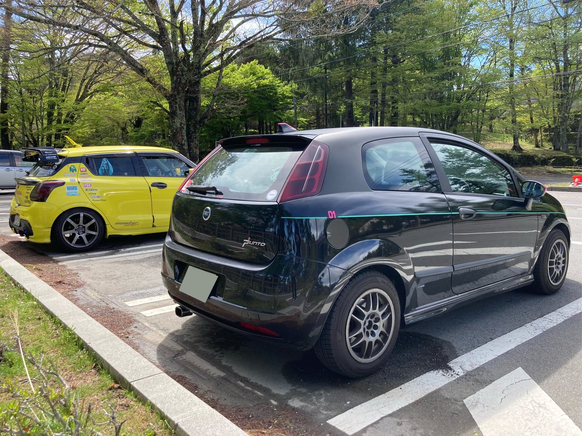 戻ってきたら隣の黄色い車も似た感じの人
オーナーは見当たらず