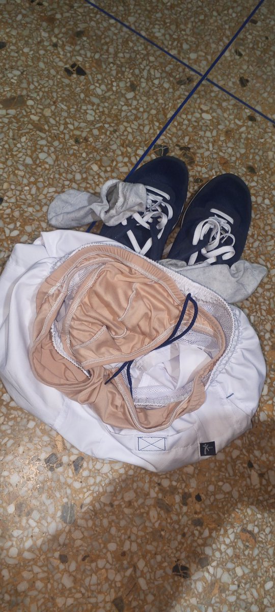 Tom6_9's tweet photo. Llegar de hacer deporte quitarte la ropa y olerla antes de irte a duchar 🔥🤤🤤... Me da morbo oler ropa interior usada q huela a macho rico  🤤🤤 así como huele la mía https://t.co/ImxvD590UY