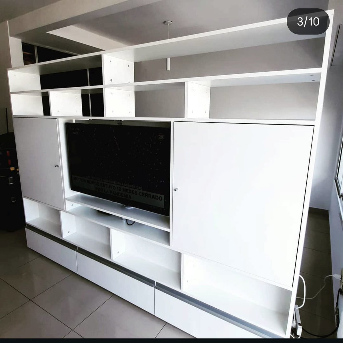 Mi hija está  vendiendo  este divisor de ambiente, hoy lo usa solo de un lado, como mueble de living, pero del otro lado, tiene cajones y puertas y la tele gira  para verse tanto de un lado como del otro.
está  en zona Parque Chacabuco
Escribime por DM 
PORFA LE DAN RT🙏😘