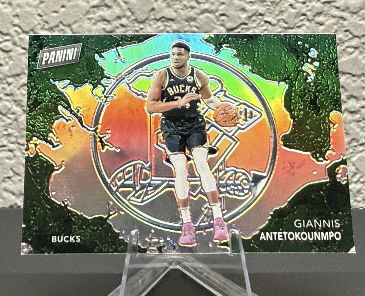 HardPressedShop's tweet photo. 3 days remaining on 
2023-24 Panini Player of the Day Giannis Antetokounmpo Splash Silver Prizm /99 
https://t.co/J0XcMmzl58 
#eBay #auction #nba #panini https://t.co/zm8HqfiDuX