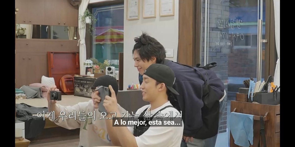 kdramguk's tweet photo. Que fuerte esta última parte del episodio, fue muy emotiva y luego las palabras que dijo Bo Gum pegaron más aún. Yo sabía que en algún momento este programa me iba a hacer llorar 😭😭.
#TheVillageBarber https://t.co/iyX2Xf4Lbs