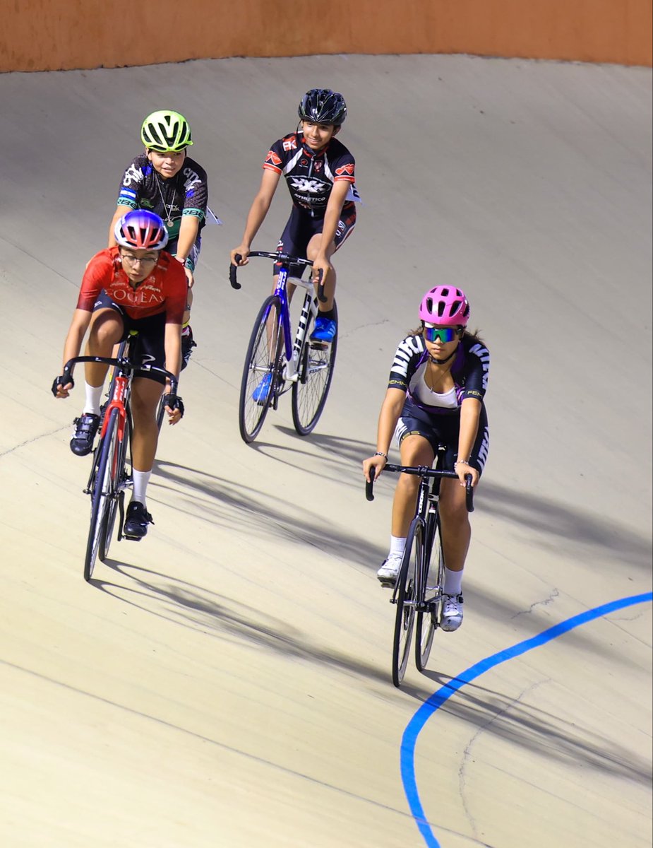 indeselsalvador's tweet image. #Ciclismo 🚴‍♂️ | En el velódromo del Complejo Deportivo El Polvorín se desarrolla el Campeonato Nacional de Pista, evento que define a los campeones nacionales en las distintas categorías.

La jornada reúne a 15 ciclistas en las categorías infantil, precadete, cadete, juvenil y