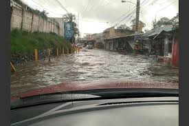 -alcalde, despiértese está lloviendo muy fuerte
-Deja de chingar vos, estoy cansado después de celebrar que ganamos
-Si Alcalde, pero hay inundaciones, la gente esta llamando
-Digan que la culpa la tiene el alcalde anterior
-Pero el anterior fue usted
-No, el otro, el de antes