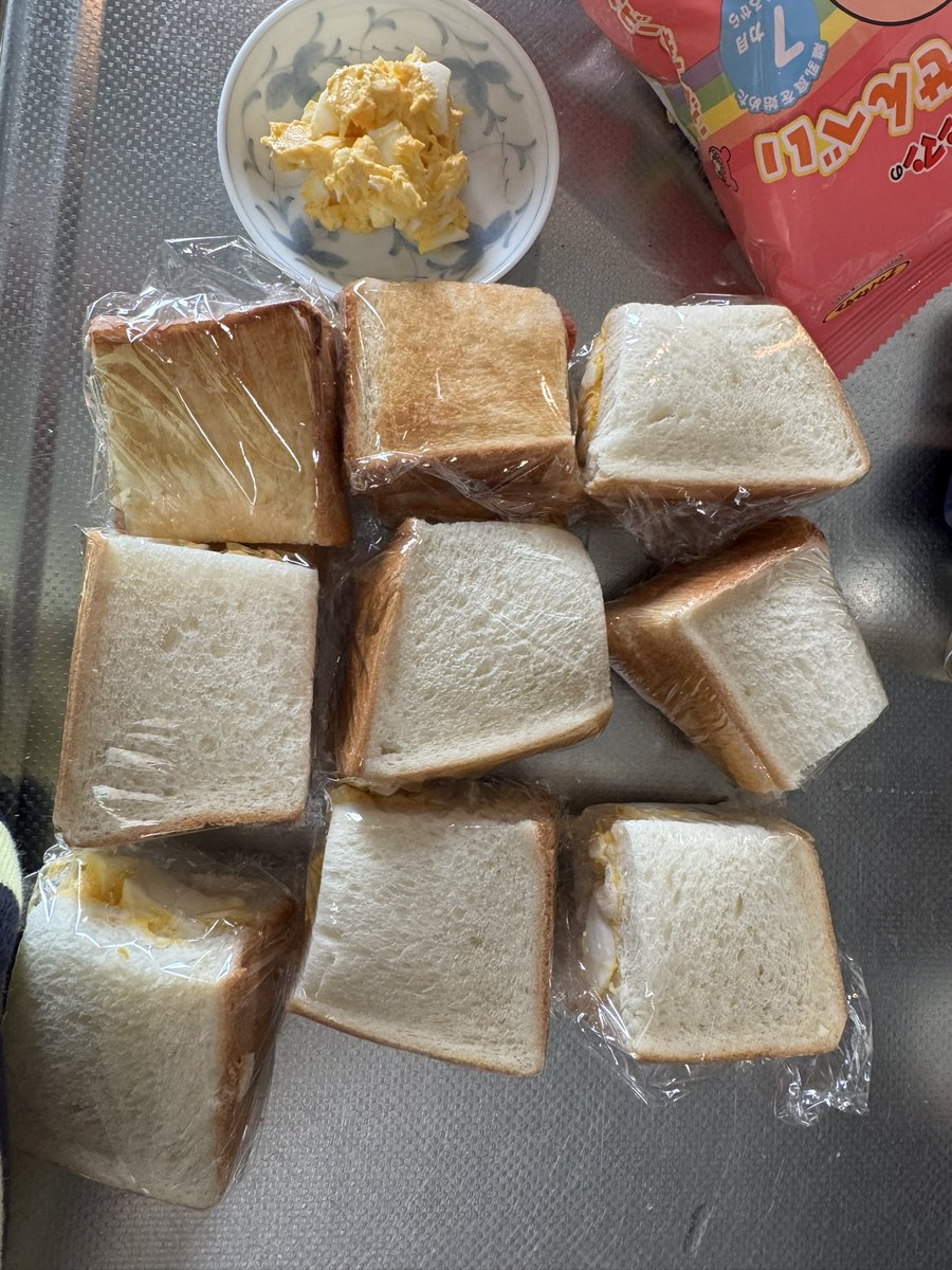 cledie_kitchen's tweet photo. サンドイッチ作って置いてたら妻がパンの袋に閉まってくれてた笑。熟成仕込みより、熟成仕込み
#おうちごはん https://t.co/Iic8lKWM7E