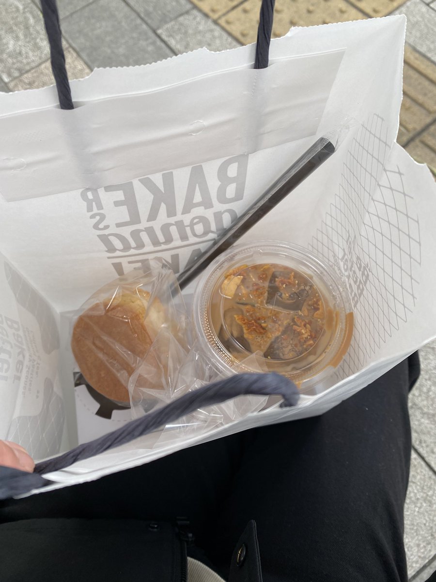 miku_69's tweet photo. 朝ふらっと東京駅来たので
どんちゃんおススメのミルクティー並んでバス待ち。
帰って掃除するー https://t.co/GsN80xE6lP