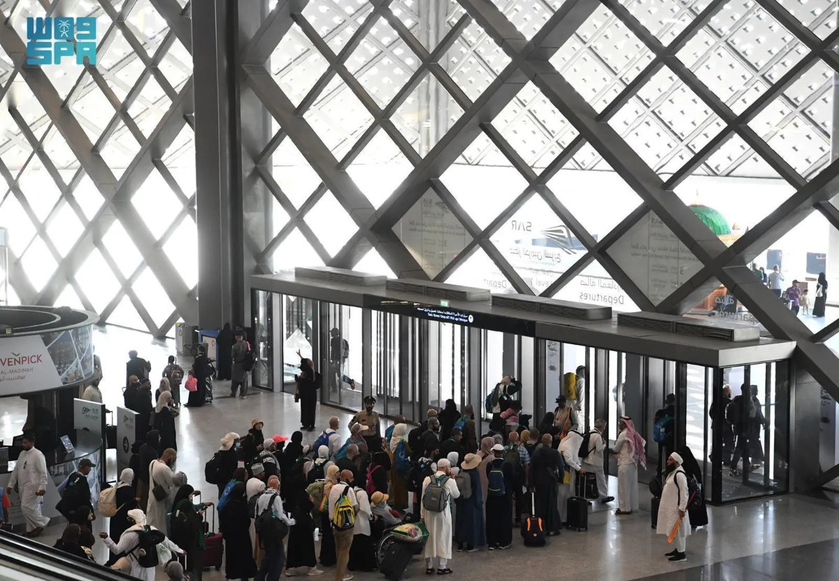 arabnews's tweet image. #SaudiArabia expands #Haramain High-Speed Railway capacity to 2.2M seats for Hajj 2026, with over 5,300 trips planned to ease pilgrim movement between #Makkah and #Madinah. arab.news/5f8fz