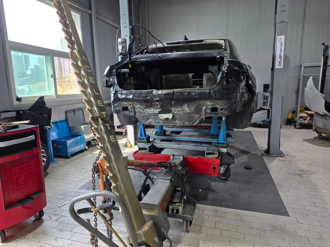 Celettegroup's tweet photo. Rear accident repair is underway on a Hyundai Grandeur GN7, using a Celette Sevenne frame machine together with our Cameleon universal jig set for precise alignment . ( Cameleon, Patent US 11,373,456 B2, Patent IN 544969 )
#universaljig https://t.co/vHYjdYRq8L
